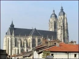 Je me rends  Saint-Nicolas-de-Port ( Meurthe-et-Moselle ). Cette ville est un chef-lieu ...