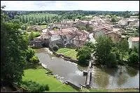 Je vous emmne  Parthenay ( Deux-Svres ). Elle est chef-lieu ...