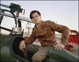 Dans  Aviator  qu'arrive-t-il au personnage jou par Leonardo DiCaprio  la fin du film ?