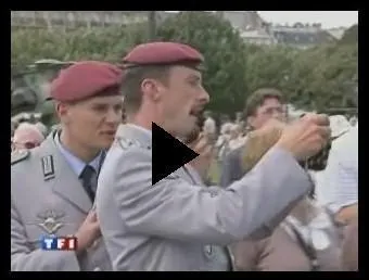 Dans un reportage publi le 14 juillet, au 20 heures, TF1 a prsent des militaires prenant,  Paris, des photos. Quelle bourde fait le journaliste dans son commentaire?