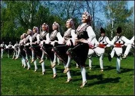 Le  sirn  se trouve souvent sur la table des maisons bulgares. De quoi s'agit-il ?