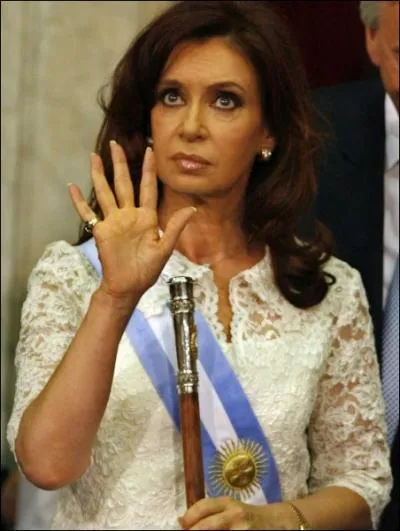 Prsidente de l'Argentine depuis 2007, populaire et lue au premier tour, elle s'est prise de front avec la pape ds son arrive au pouvoir. Qui est-elle ?