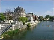 Je me rends  Jarnac ( Charente ). Cette ville est chef-lieu ...