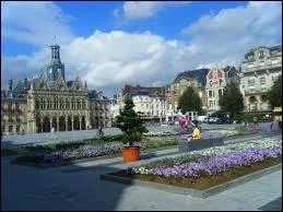 Nous partons  Saint-Quentin ( Aisne ). Cette ville est chef-lieu ...