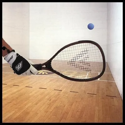 C'est un sport ressemblant au squash :