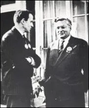 Sur cette photographie, quel crivain reconnat-on au ct de Boris Vian ?