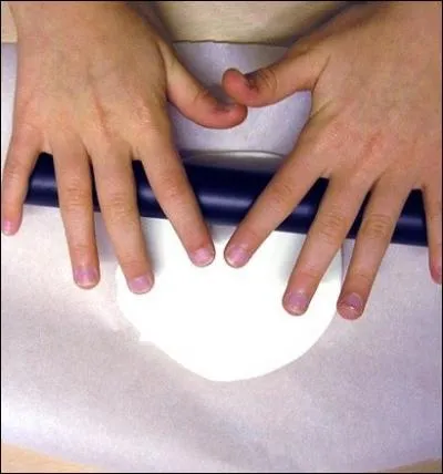  talez la pte en couche trs fine  l'aide d'un rouleau.  