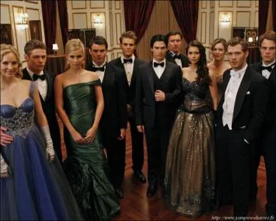 Qui a offert  Caroline la robe qu'elle porte sur cette photo de la saison 3 ?