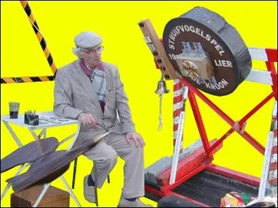 C'est un jeu d'adresse d'origine flamande. Sorte de potence dont un oiseau de bois au bec charg de pointes d'acier vise la cible. Le joueur guide l'oiseau par un mouvement d'quilibre.