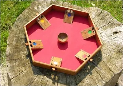 Jeu de table utilis dans les estaminets du Nord de la France. Sa popularisation depuis le dbut du sicle l'a conduit dans l'Europe entire.
