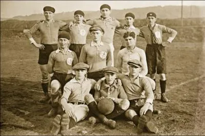 C'est un sport collectif opposant deux quipes de onze joueurs dans un stade.