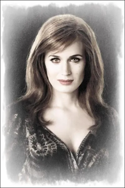 Lorsqu'elle reprend conscience, elle souffre atrocement mais elle est heureuse, car devant elle, se tient...