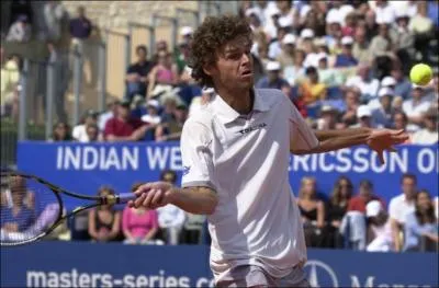 Vainqueur surprise de Roland-Garros en 1997, Gustavo Kuerten le remporte galement en 2000 et 2001. Il remporta Monte-Carlo  2 reprises. Il ralise le doubl en 2001. Quand a-t-il pris sa retraite ?