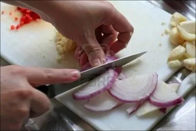 Les oignons nous font pleurer quand on les coupe mais je ne sais pas si c'est le mme cas pour les :