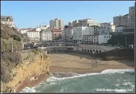 Nous allons  Biarritz ( Pyrnes-Atlantiques ), o elle est chef-lieu ...