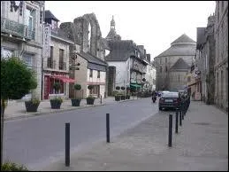 Nous sommes  Quimperl ( Finistre ). Cette ville est chef-lieu ...