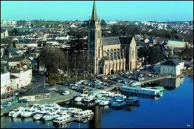 A votre avis, la ville de Sabl-sur-Sarthe ( Sarthe ) est chef-lieu ...