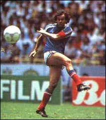 Michel Platini a dcroch le Ballon d'or quatre fois : en 1983, 1984, 1985, 1986.