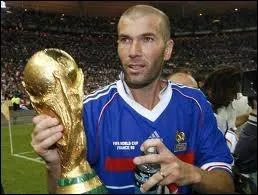 Zindine Zidane a reu le Ballon d'or  trois reprises (1998, 1999, 2000).