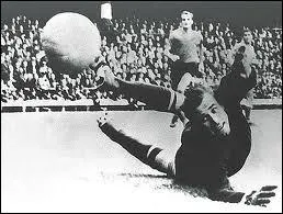 Lev Yachine est le seul gardien de but  avoir remport le trophe en 1963.