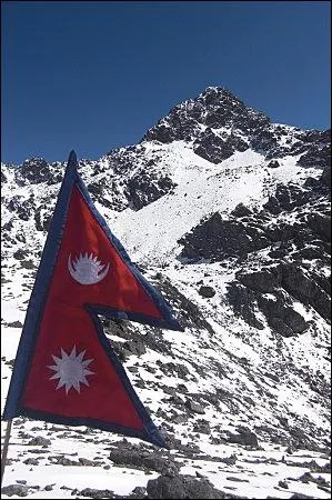 Un facile pour la fin, c'est le seul drapeau qui possde une telle forme.