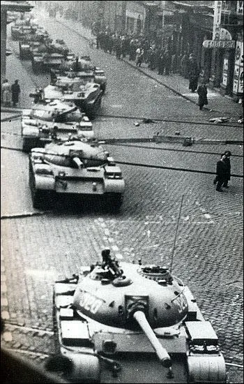 En 1956, l'un des pays allis de l'URSS se rvolte contre sa domination sur toute l'Europe de l'Est lors d'un importante insurrection. Lequel est-ce ? (photo : tanks rprimant l'insurrection)