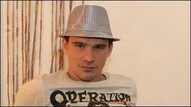 Alex est amoureux de... .