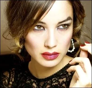 Enfin, on termine par le condens de toutes les prcdentes, la bomba franaise Brnice Marlohe. Le meilleur pour la fin ! Daniel Craig a-t-il rsist ? Rponse dans :