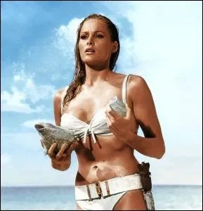 Vive la Suisse, avec ici la sculpturale Ursula Andress. Dans quel film rend-elle dingue 007 ?