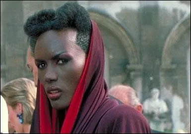 Ici, la magnifique Grace Jones, d'origine jamacaine, chanteuse, auteur-compositeur et James Bond girl  ses heures. Dans quel superbe film ?