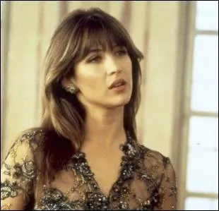 Et non, vous ne rvez pas, ce n'est pas  la Boum  de Claude Pinoteau, mais bel et bien notre Sophie Marceau nationale qui rend la rplique  007. Dans quel pisode ?