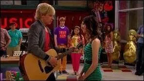 Que fait Austin pour plaire  Ally dans la saison 2 ?