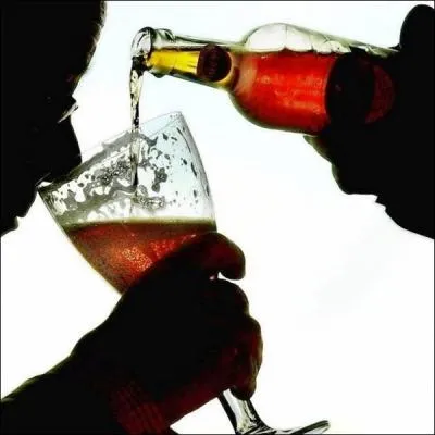 Anthony Marston est un beau jeune homme sans scrupules et un chauffard de la pire espce car il a tu deux enfants. Il meurt tout de suite aprs avoir bu un verre de whisky contenant :