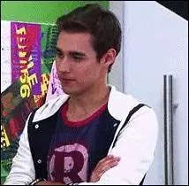  un moment donn, dans la saison 2, Len va tromper Violetta. Comment se sent Len ?
