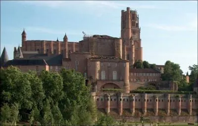 Cette cathdrale est connue pour son difice incontournable et son architecture extrieure particulire. De laquelle s'agit-il ?