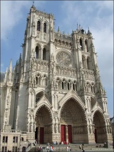 Il s'agit de la plus grande cathdrale de l'hexagone. Comment se nomme-t-elle ?