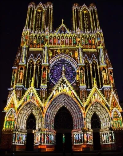 Cette cathdrale impressionne par la richesse de sa statuaire qui compte plus de 2 303 statues. De laquelle s'agit-il ?