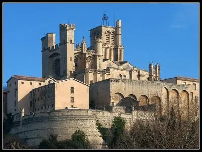 Cette cathdrale est construite sur un ancien temple romain. Comment s'appelle-t-elle ?