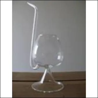 Voici un curieux rcipient, qui, malgr son nom, est bien prvu pour boire.