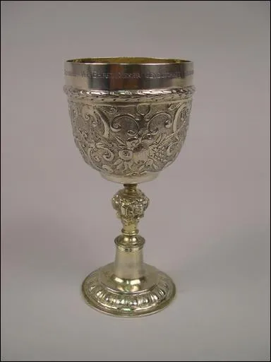 Cette coupe mdivale avait parfois un couvercle. Dans la tirade des nez, Cyrano y fait allusion.