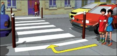 Pour que le conducteur de la voiture jaune comprenne que tu veux traverser, il faut d'abord :