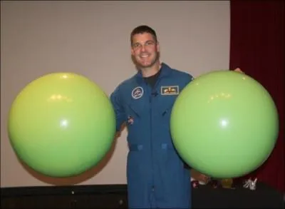 Les combinaisons spatiales de la NASA ont-elles �t� confectionn�es essentiellement en peau de grenouille ?