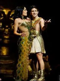 Qui des trois personnes ci-dessous, Cl�op�tre aime-t-elle r�ellement ?