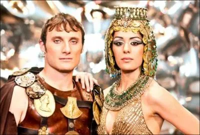 Lors du mariage de Ptol�m�e et de Cl�op�tre, qui chante  De l'ombre � la lumi�re  ?