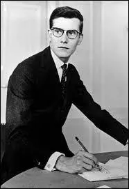 Parmi les rponses ci-dessous, laquelle est fausse concernant Yves Saint Laurent ?