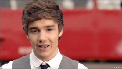 Liam est le premier  chanter dans  One Thing  .