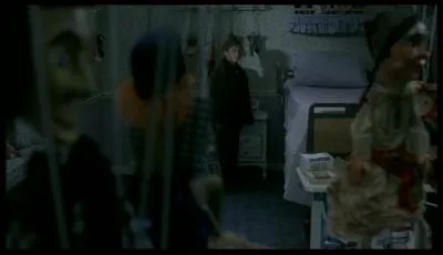 Quelle jambe de Cole attrape Kira ?