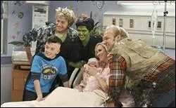 Sur cette image, qui est le bb dans les bras d'Amy ?