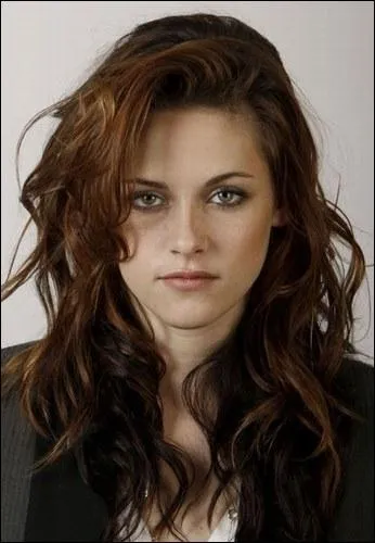 Quel est le nom complet de jeune fille de Bella ?