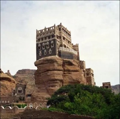 Cette construction vous fait penser  quelle expression ?